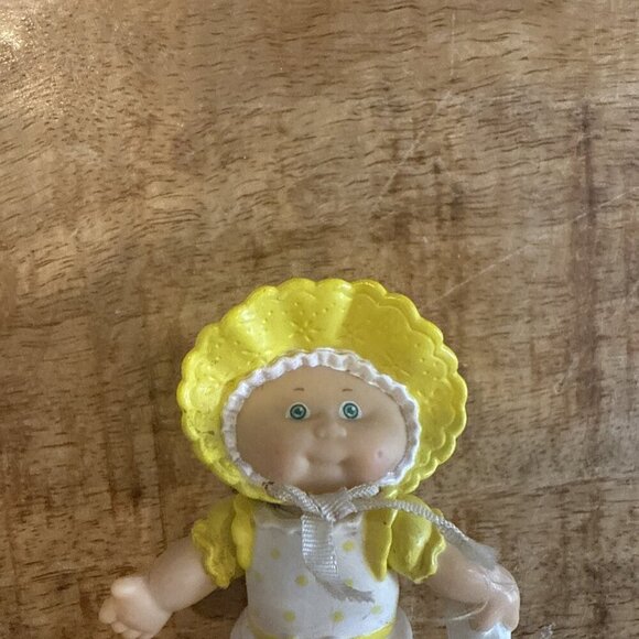 Vintage 1984 CPK CABBAGE PATCH KIDS mini PVC figure baby bonnet bottle poseable - Picture 3 of 7